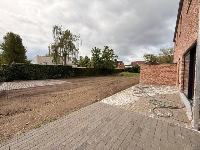 Halfopen nieuwbouwwoning met 4 slaapkamers gelegen te Opitter. 