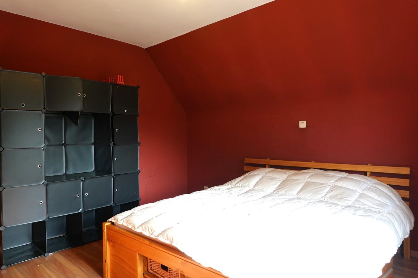 Ruime gerenoveerde alleenstaande woning met tuin, garage en 3 slaapkamers in Zerkegem 