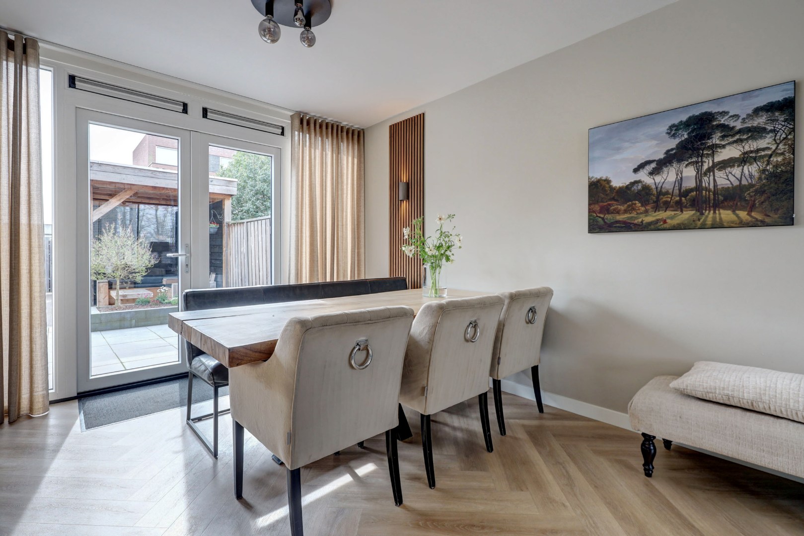 Energiezuinig (A++) en instapklaar 6-kamer gezinswoning met luxe keuken, vijf slaapkamers en zonnige tuin op het zuidoosten 