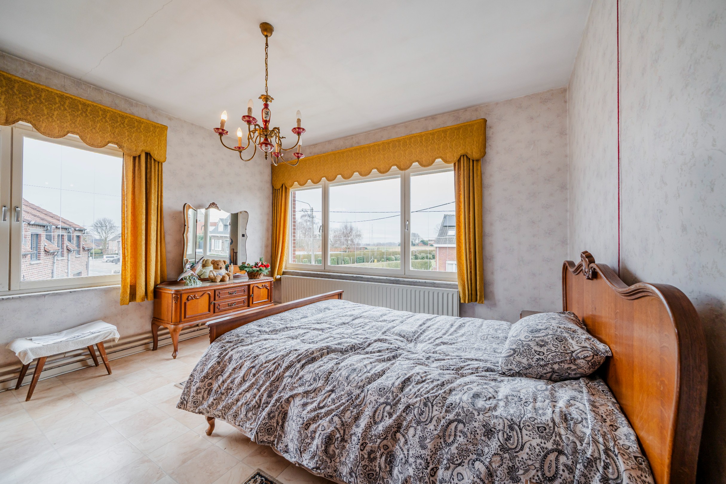 Halfopen bebouwing met 3 slaapkamers, tuin en garage. 