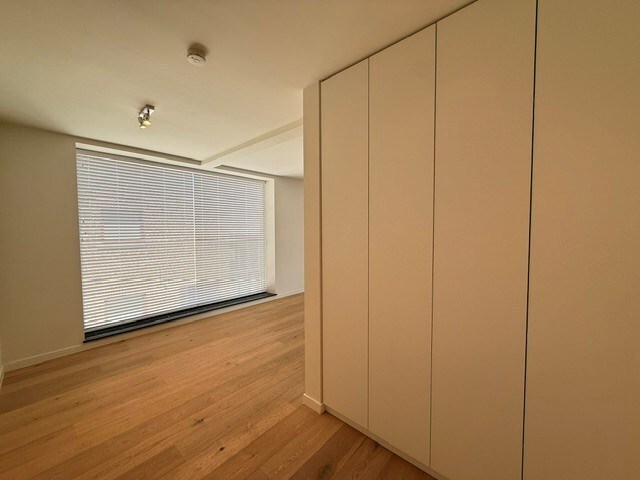 Luxe duplexappartement te huur in het hart van Maaseik, met lift, 2 slaapkamers en 2 terrassen. 