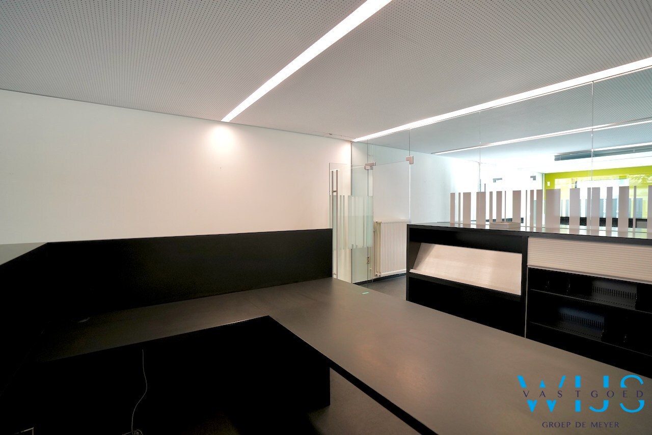 Ruim handelspand in de hoofdstraat van Ertvelde ! 