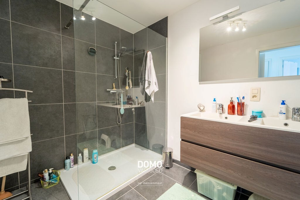 Instapklaar en lichtrijk 2-slaapkamerappartement met zonnig terras en parking in Diepenbeek 