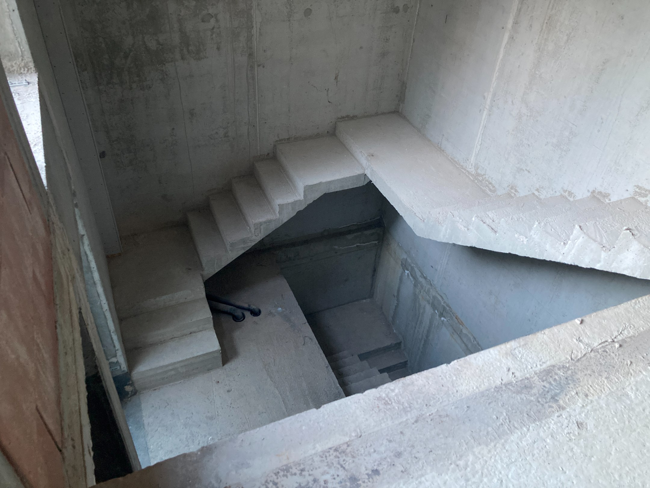 Casco winkelruimte met mezzanine met veel lichtinval gelegen  in een nieuwbouwresidentie op een toplocatie op die Lippenslaan te Knokke. 