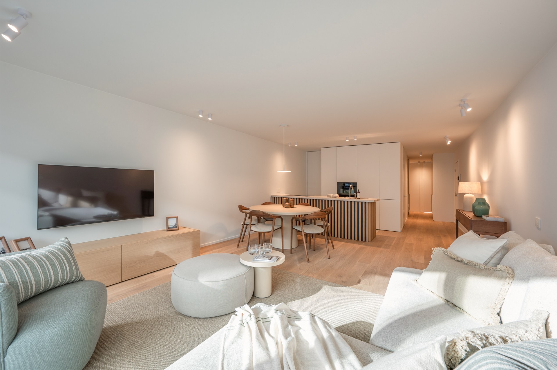Exclusief gerenoveerd appartement met 3 slaapkamers te koop vlak bij het Albertstrand en het Lichtorenplein. 