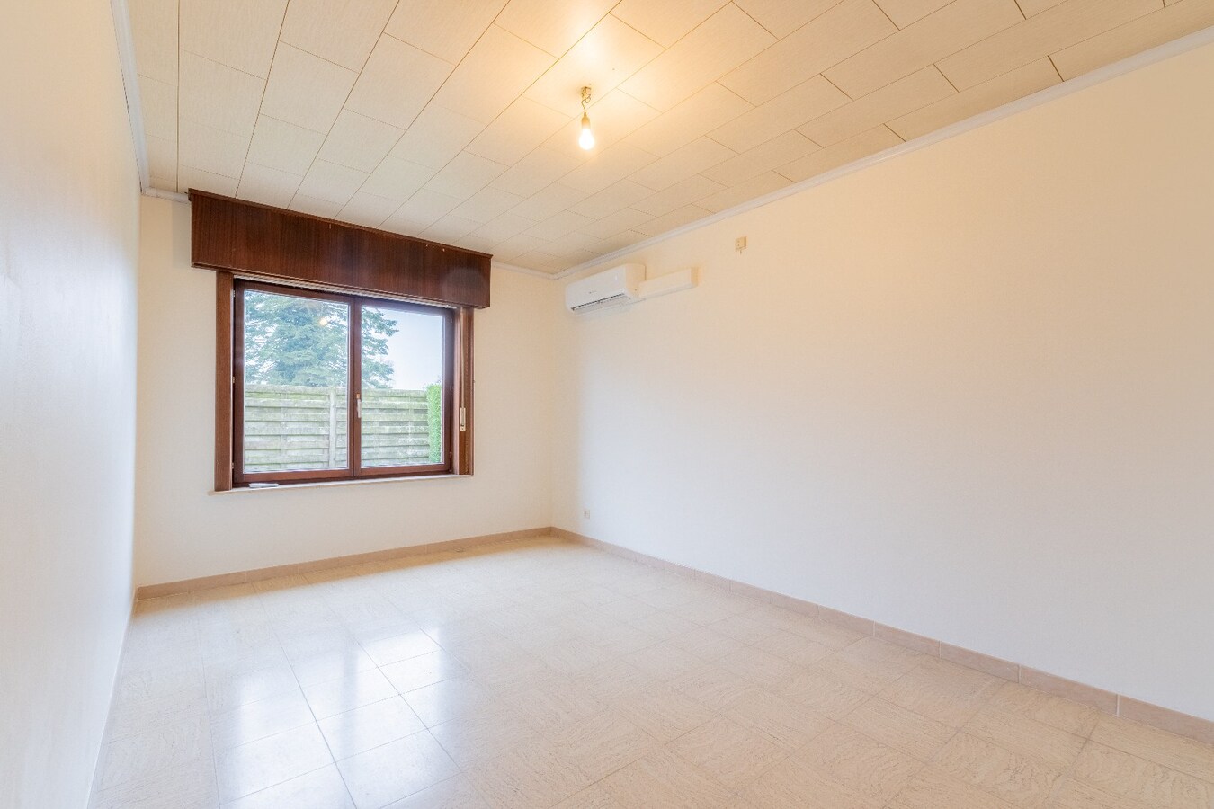 Uiterst ruime benedenwoning op groot perceel van 1666m² 