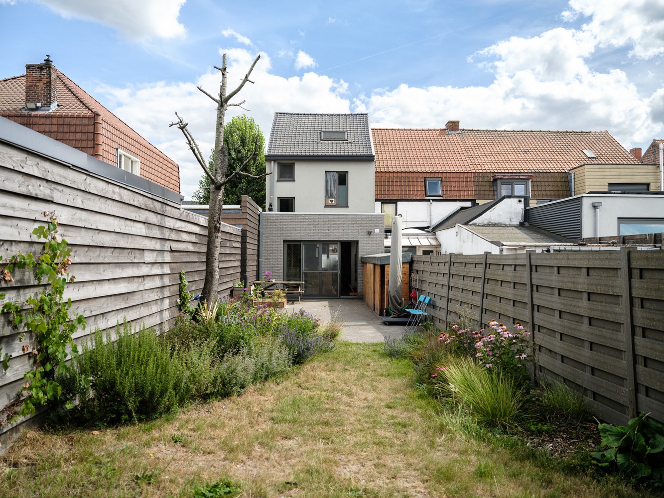 Volledig afgewerkte woning met grote tuin op toplocatie! 