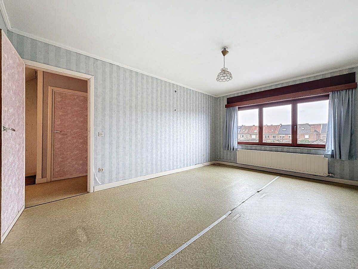 Op te frissen (gezins)woning met garage en tuin te Bevegem 