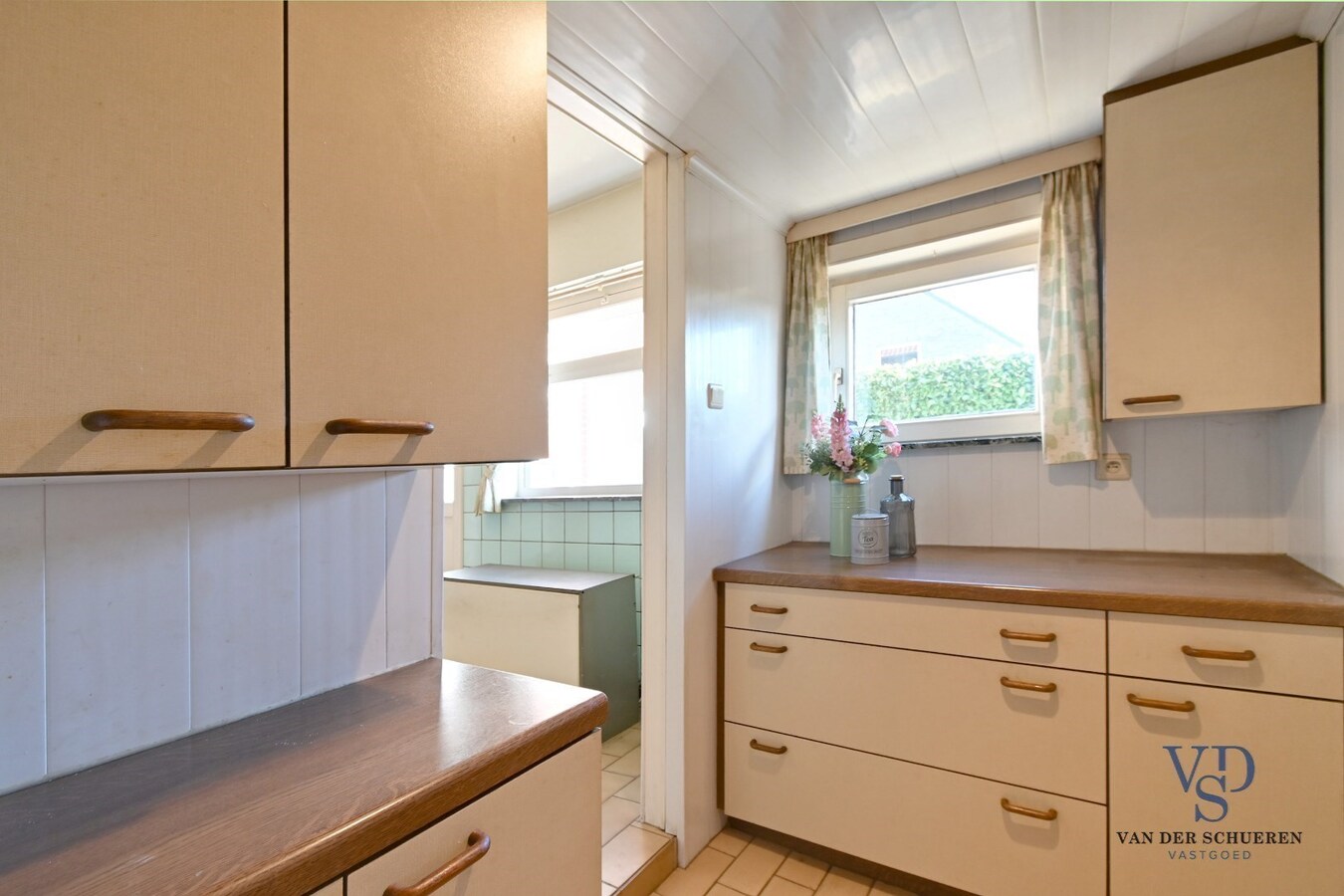 Degelijke, ruime woning (op te frissen). 