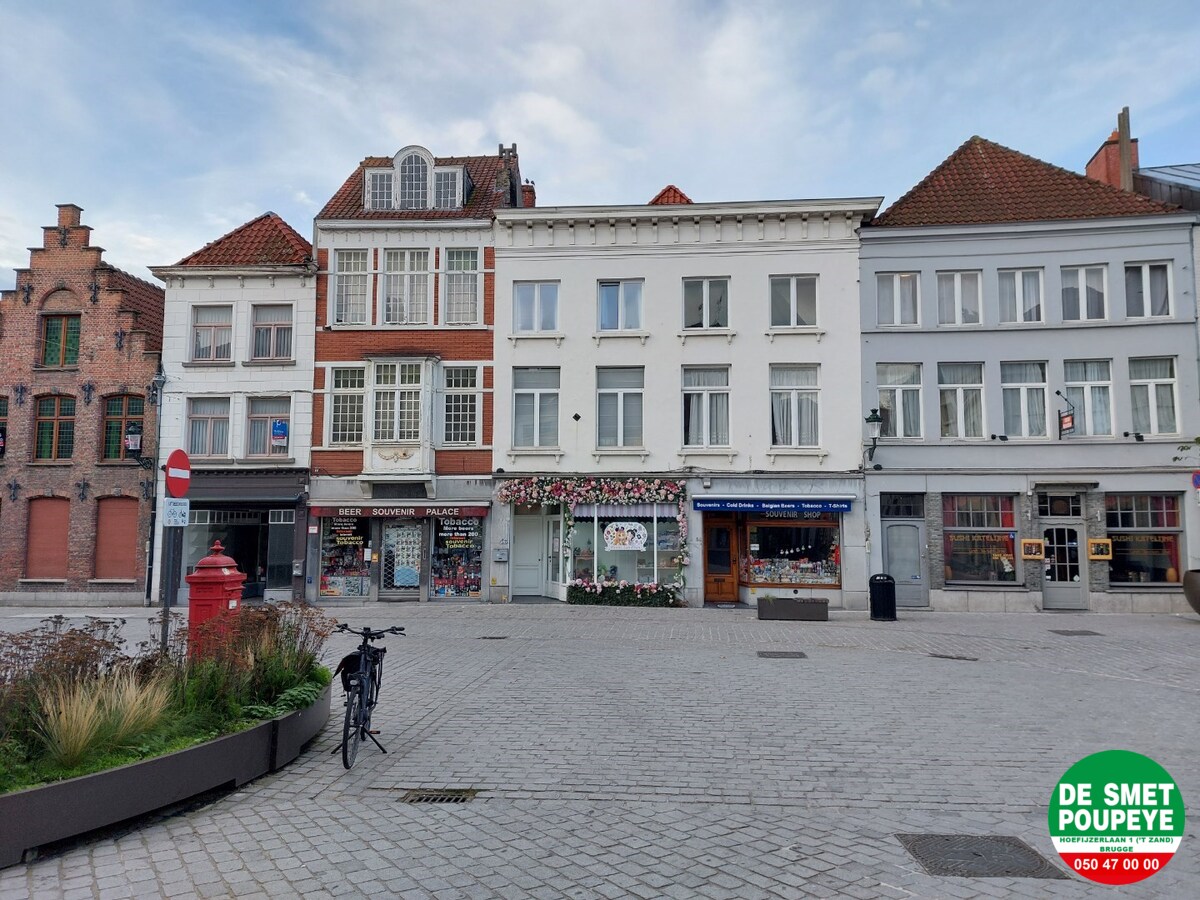 Handelshuis gelegen in de toeristische straat van Brugge 