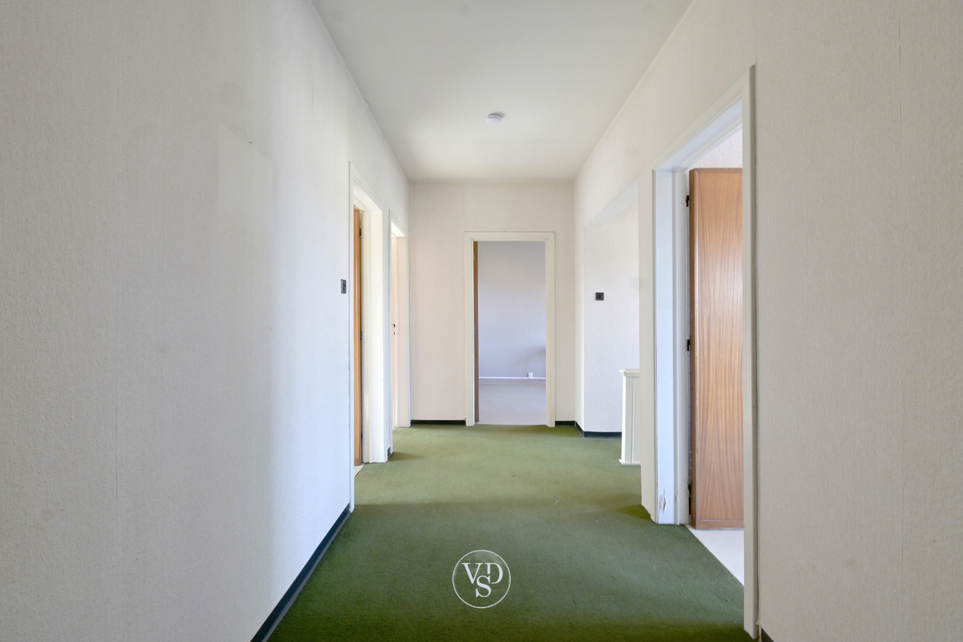 Degelijke woning met mogelijkheden, nabij centrum Zingem. 
