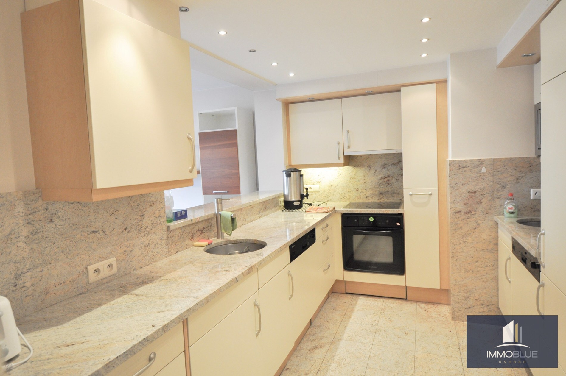 Lichtrijk appartement met een ruim zuidwest gericht terras gelegen nabij het commercieel centrum en het strand. 