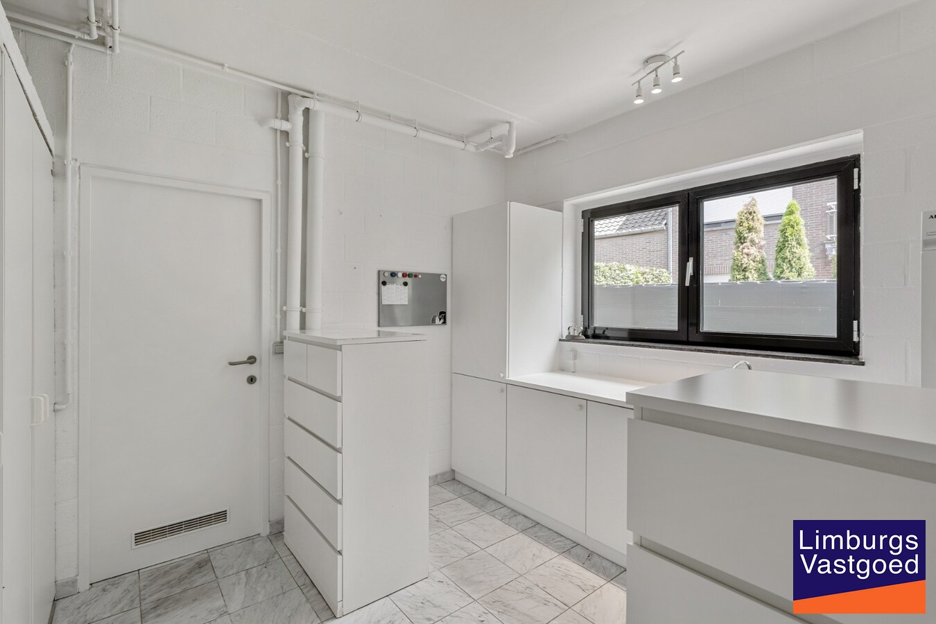 Moderne architectenwoning met mooie tuin en zwembad, 5 slaapkamers in Hasselt, OB op 8a12ca in doodlopende straat 