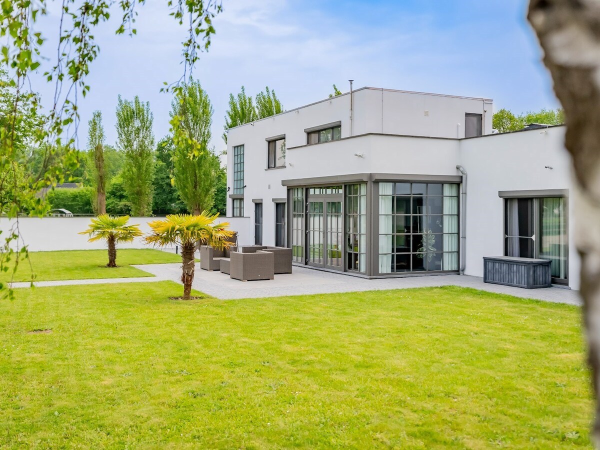 Prachtig hippische accomodatie op ca. 5,2 ha te Herselt 