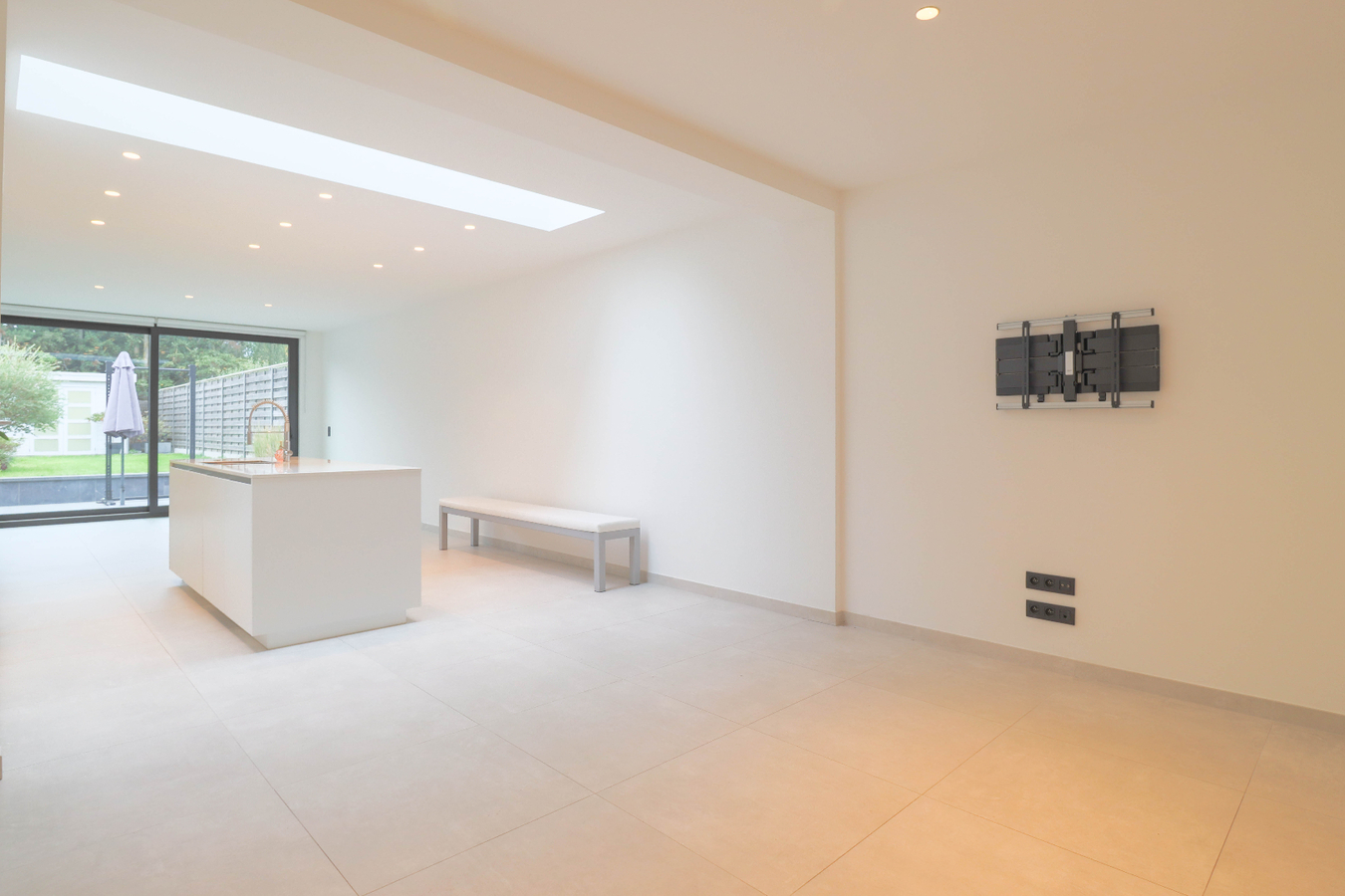 Volledig gerenoveerde en instapklare woning met 3 slaapkamers en tuin te Kortrijk! Doorniksewijk ! 