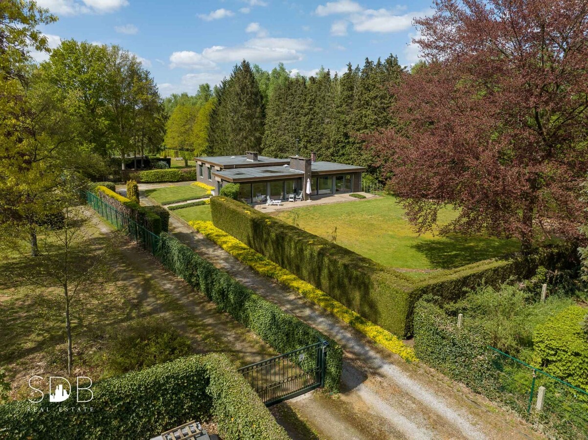 Vrijstaande gezinswoning in bungalowstijl met grasland op circa 1ha. 