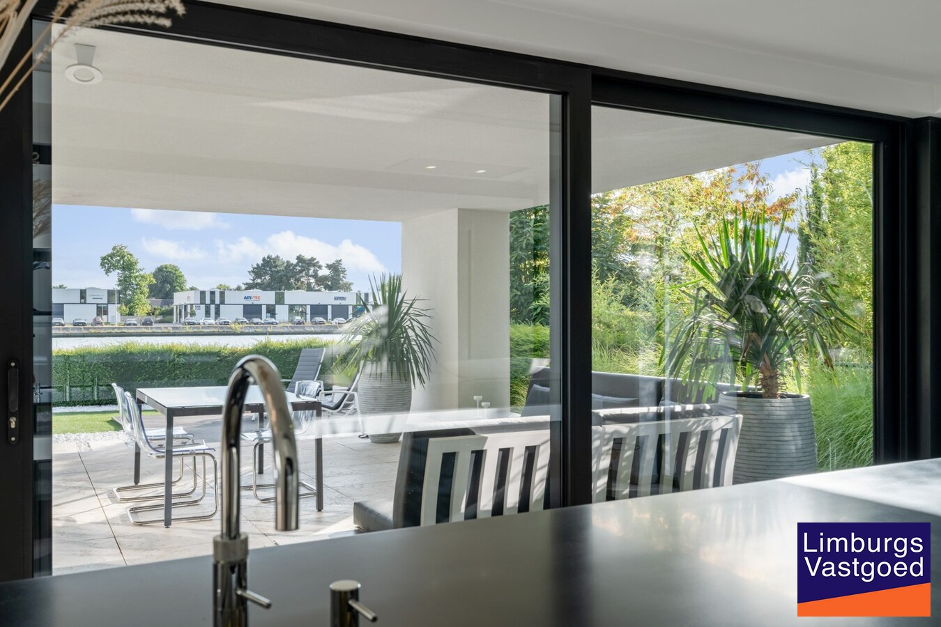 Unieke designvilla met zwembad en panoramisch uitzicht op het Albertkanaal 