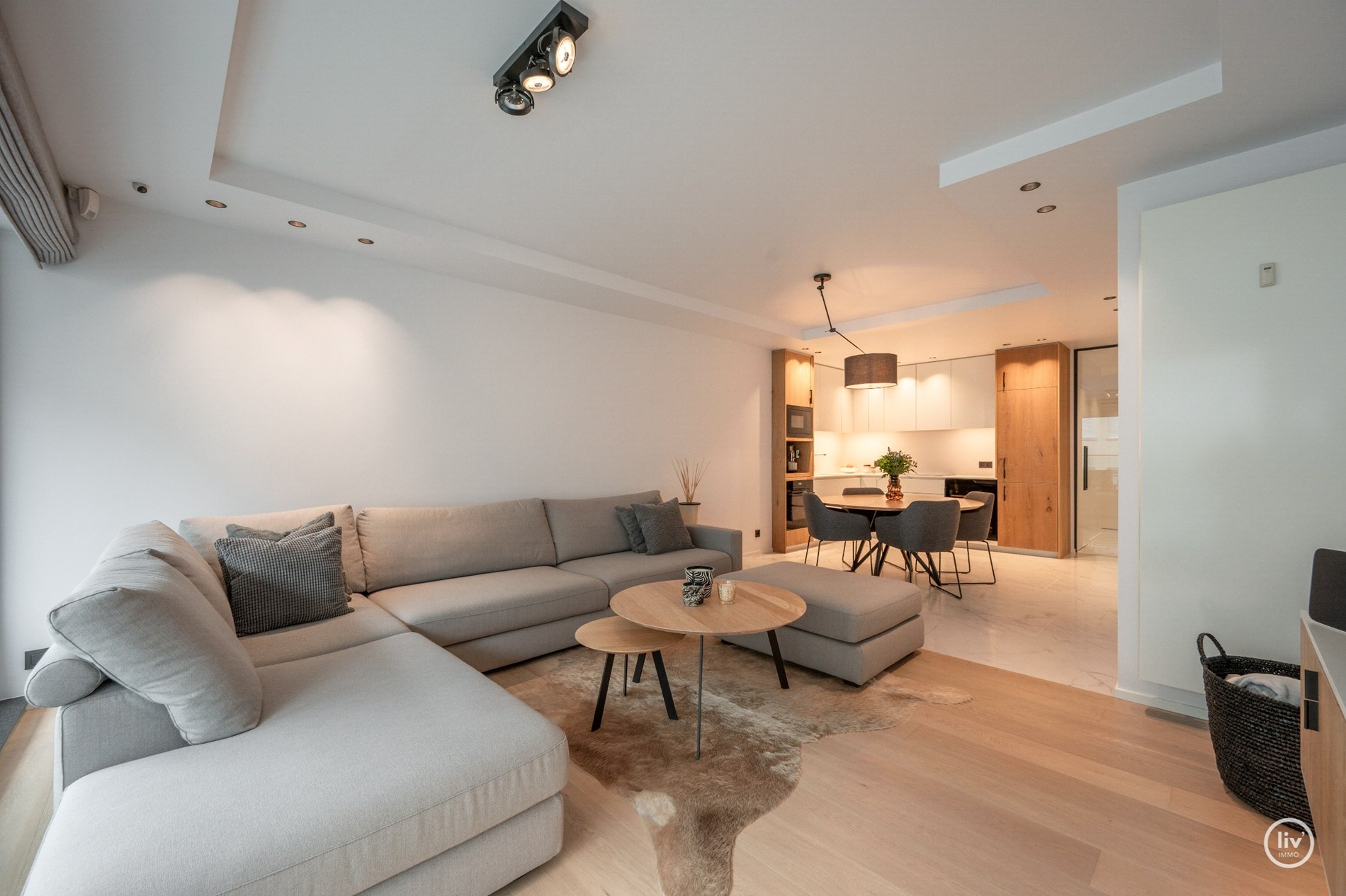 Prachtig gerenoveerd appartement met mooi zonneterras gelegen op de Kustlaan te Knokke. 