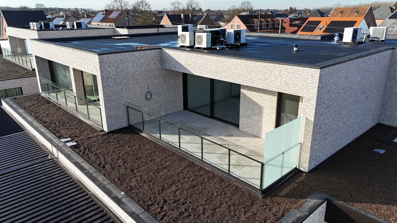 HOOGWAARDIG AFGEWERKT APPARTEMENT VAN 122,50 M² MET 2 SLAAPKAMERS, RUIM TERRAS EN PARKEERPLAATS TE CENTRUM TUILT 