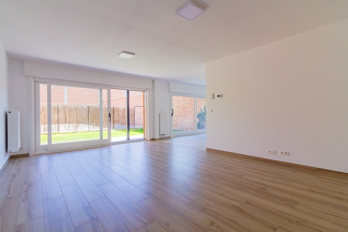 Appartement rez-de-chaussée très lumineux &amp; 2 chambres, en plein centre-ville ! 