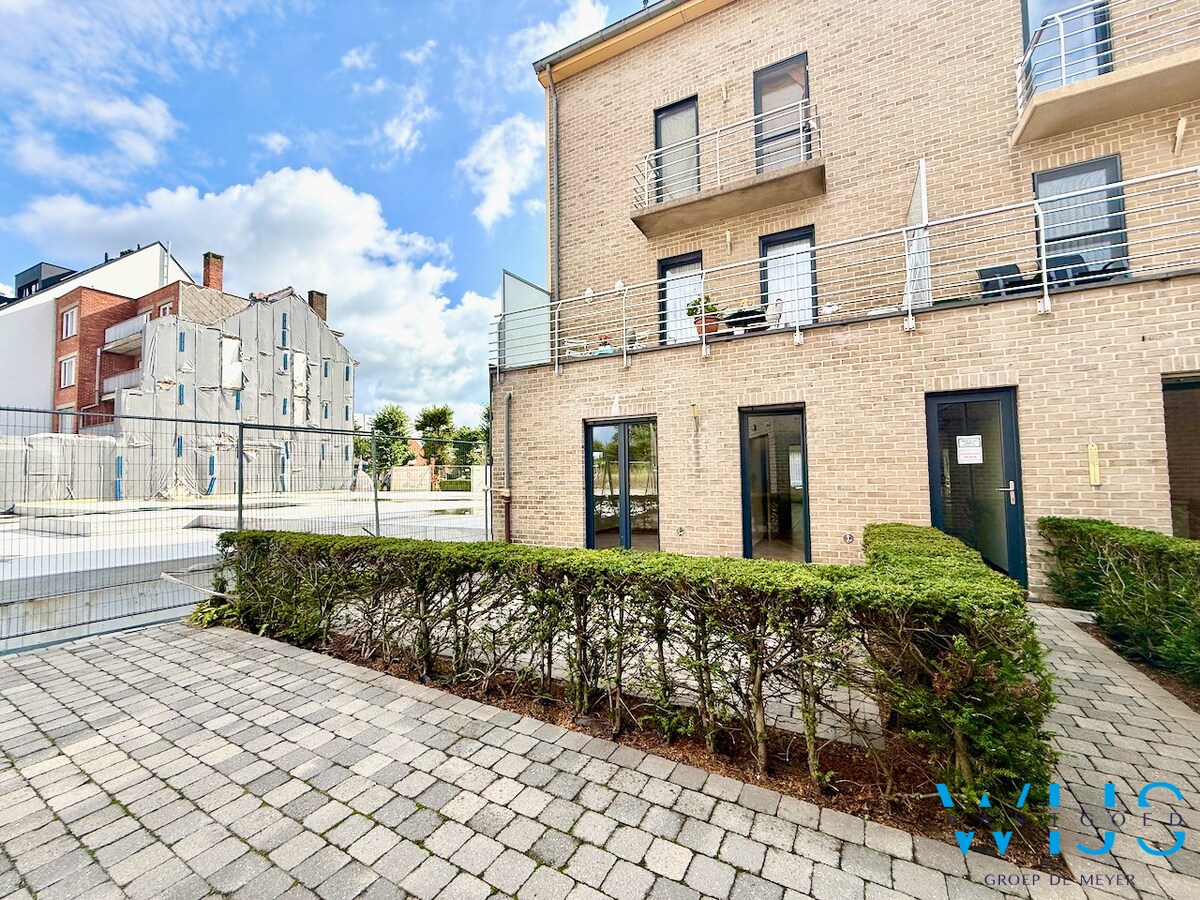 Gelijkvloers appartement met ruim terras in het centrum Ertvelde ! 