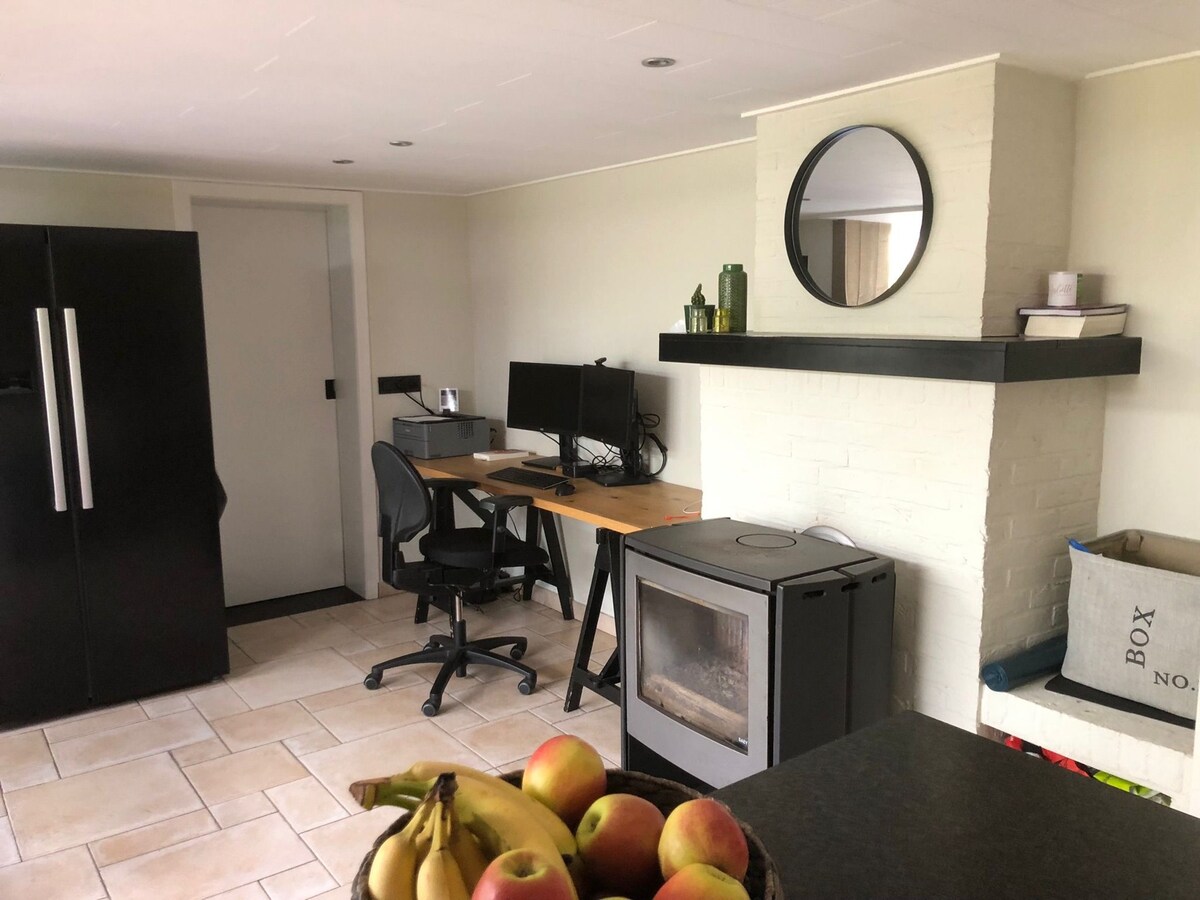 Alleenstaande woning met 5 slaapkamers en diepe tuin te Zarren 