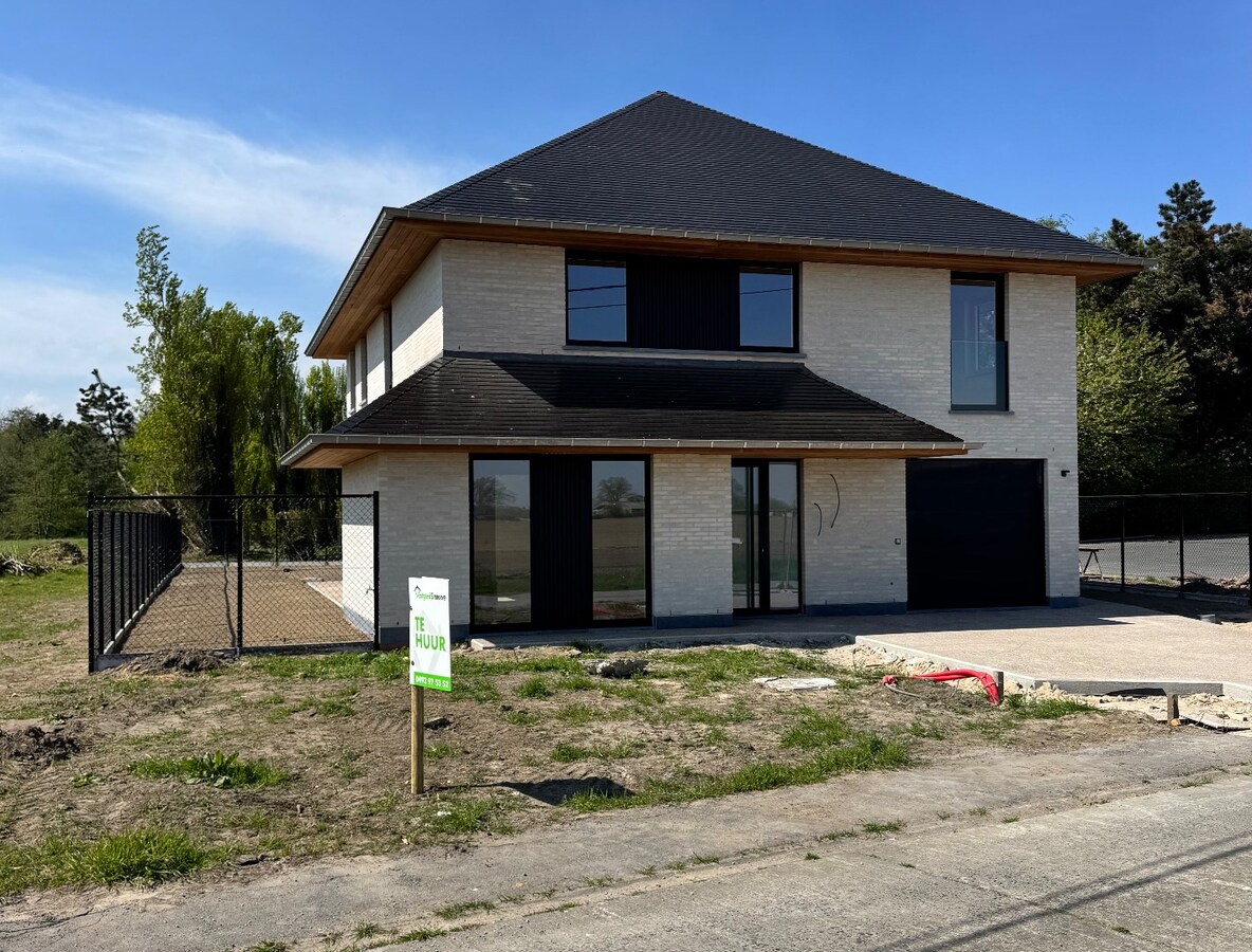 Instapklare nieuwbouwwoning met 4 slaapkamers en bureau te Kortemark 