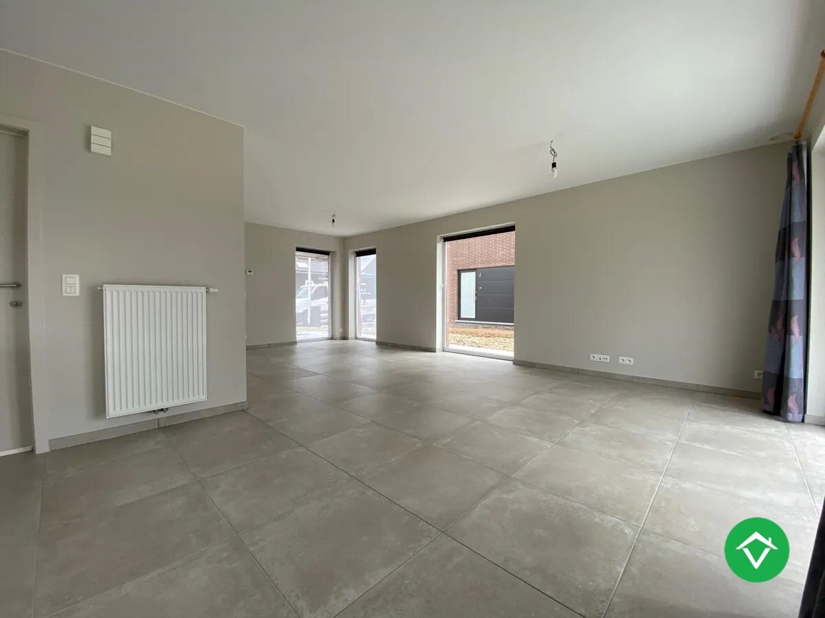 Ruime nieuwbouw woning met 3 slaapkamers, tuin  met tuinhuis en garage te Kortemark 