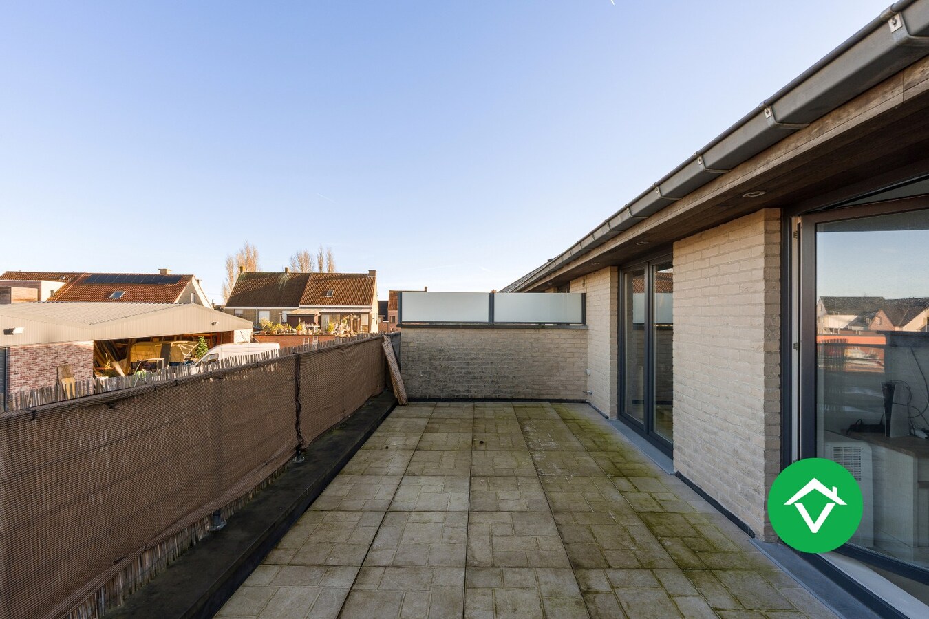 Instapklare nieuwbouwwoning met 5 slaapkamers en zonneterrassen op topligging in Eernegem 