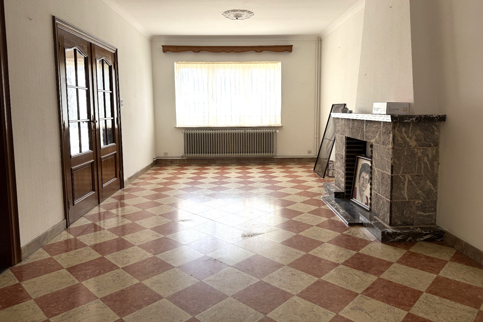 Woonkamer met doorgang inkomhal