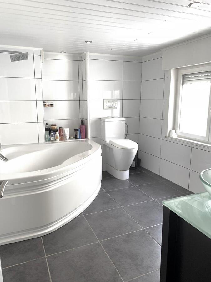 GERENOVEERDE WONING MET GARAGE EN ZONNETERRAS TE BREDENE DORP 