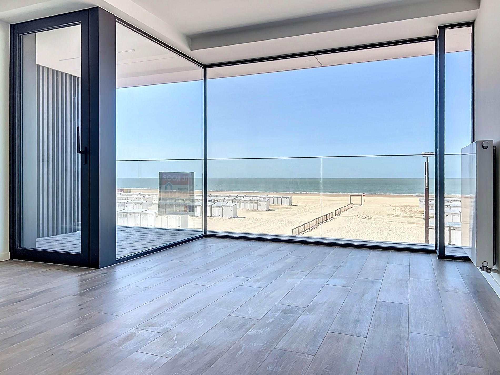 Appartement neuf haut de gamme au deuxième étage avec une vue imprenable sur la mer à vendre. 
