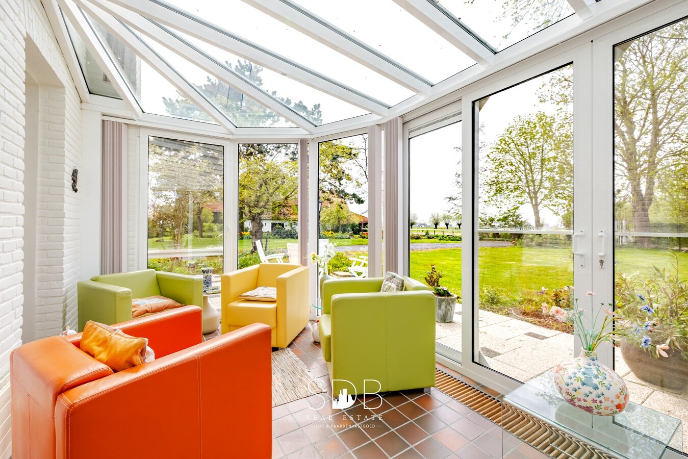Landelijke woning met authentiek gastenhuis, stalgebouw, graslanden en buitenpiste op 20.285m² 
