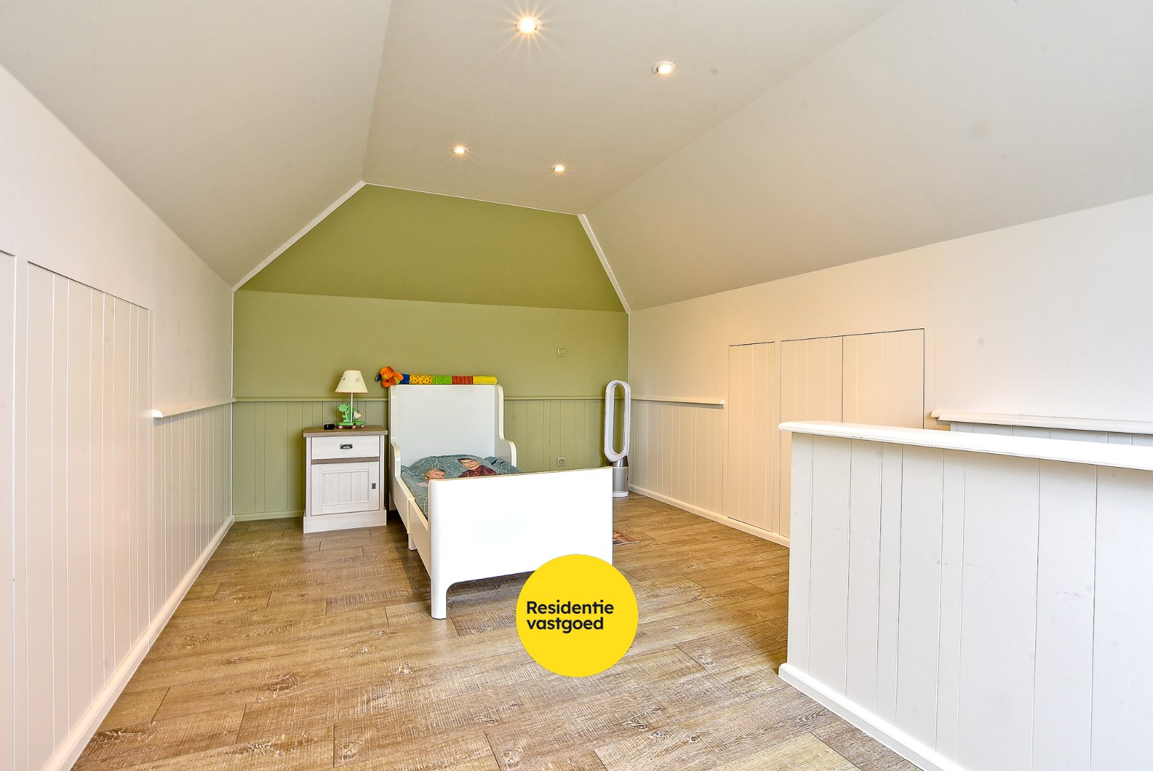 Instapklare alleenstaande woning met 4/5 slaapkamer op 2.084m² te Diksmuide! 