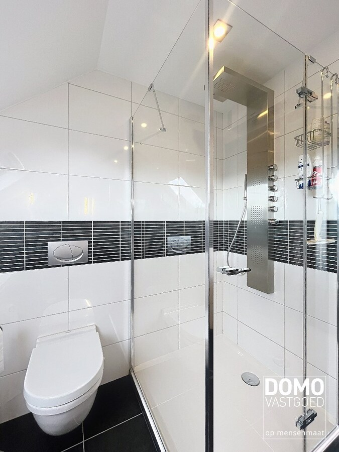 Ruime woning met 4 slaapkamers, groene tuin, terras en inpandige garage 