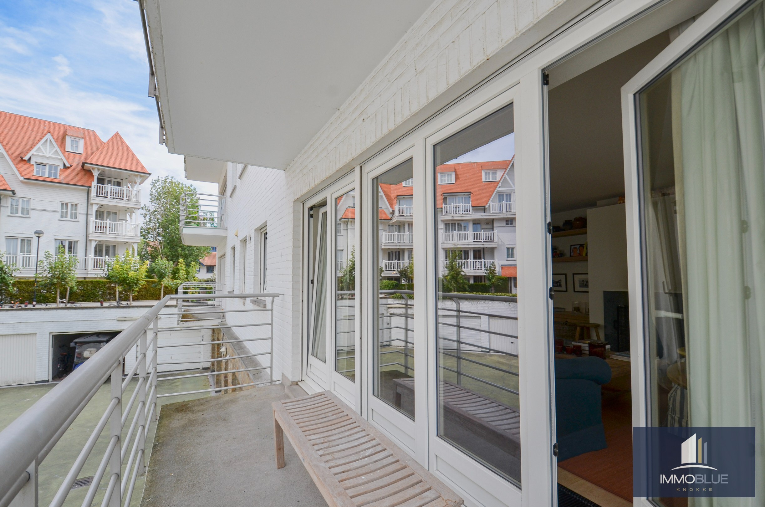 Stijlvol hoekappartement met tijdloze elegantie en een open zicht op de Kustlaan. 