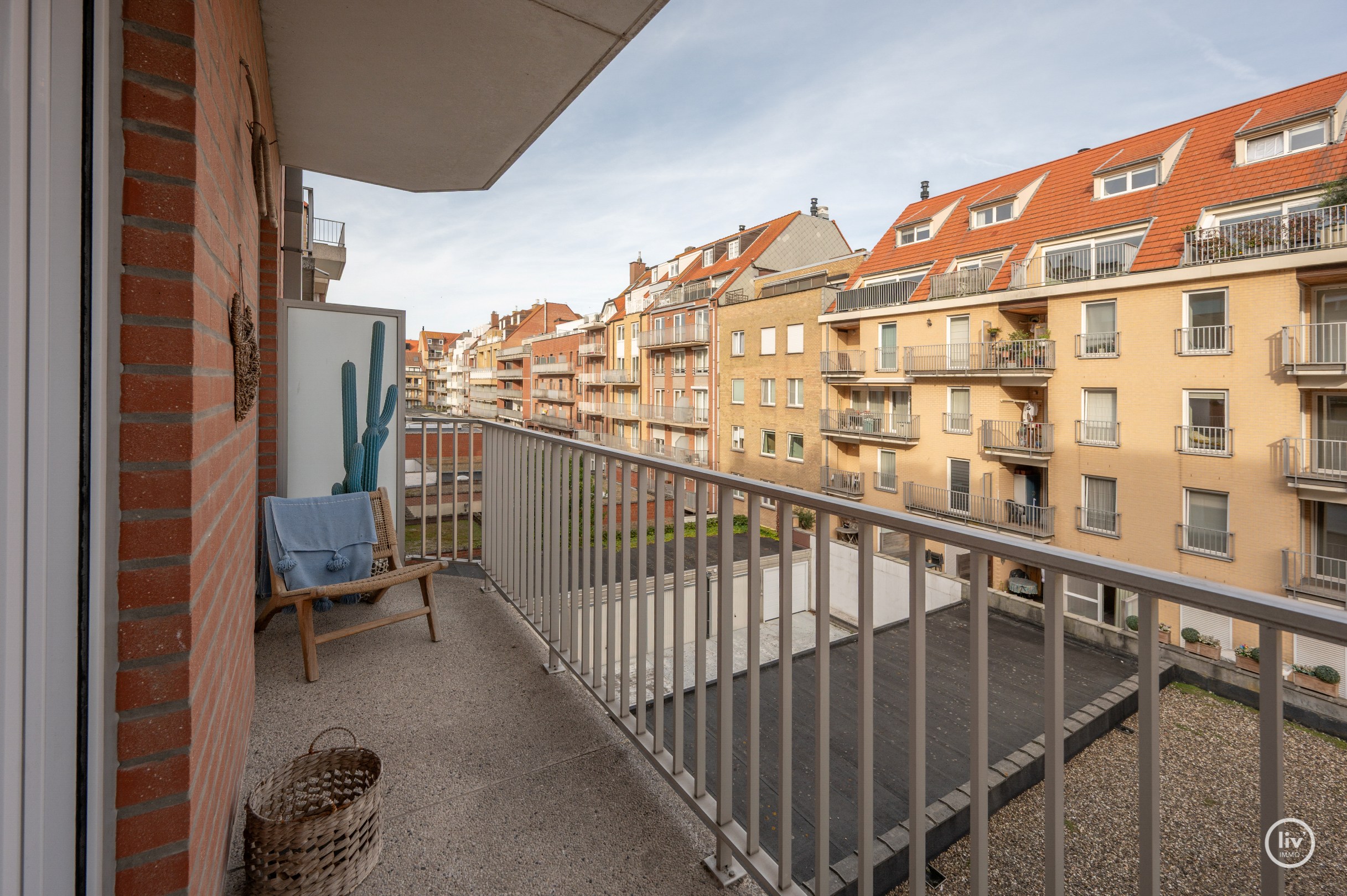 Volledig gerenoveerd 3 slaapkamerappartement langs de zonnekant van de Parmentierlaan gelegen op wandelafstand van de zeedijk. Garage mogelijk in het gebouw. 