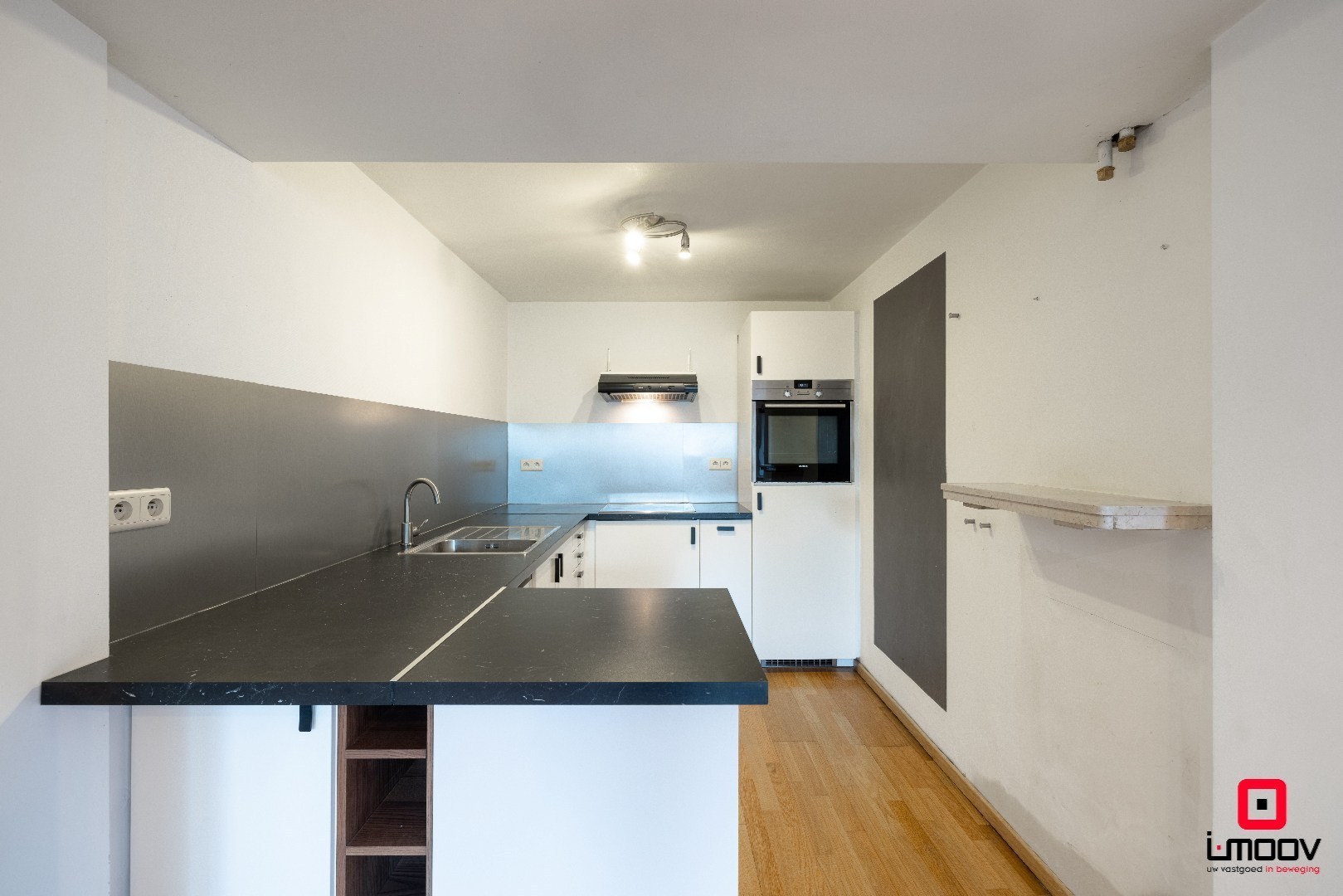 Instapklaar, lichtrijk tweeslaapkamer souterrain-appartement met groot terras &amp; garagebox in topligging – Patijntjestraat Gent 