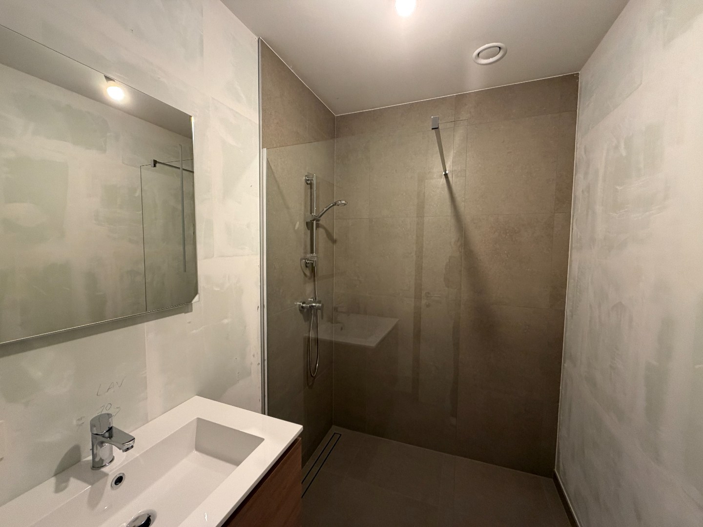 Nieuwbouwappartement met garage 