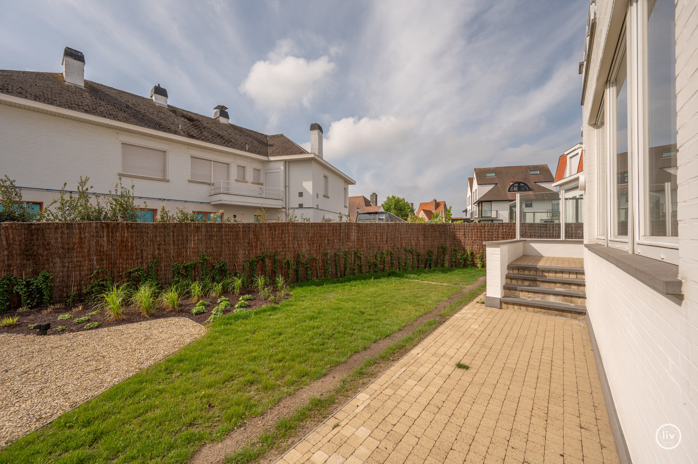 Exclusief gerenoveerde villa op een absolute toplocatie in de Jozef Nellenslaan te Knokke. 