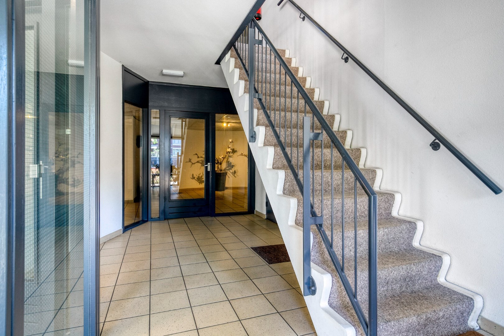 Royale 3 kamer benedenwoning met 2 slaapkamers, ruim terras en is gelegen op eigen grond. 