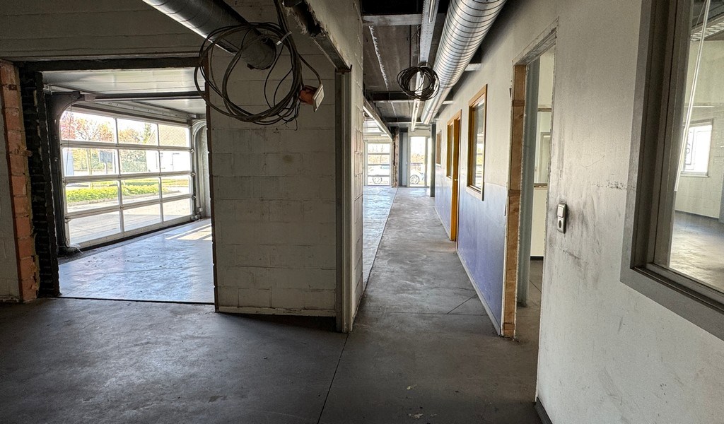 Commercieel gelegen showroom met magazijn te huur in Wetteren