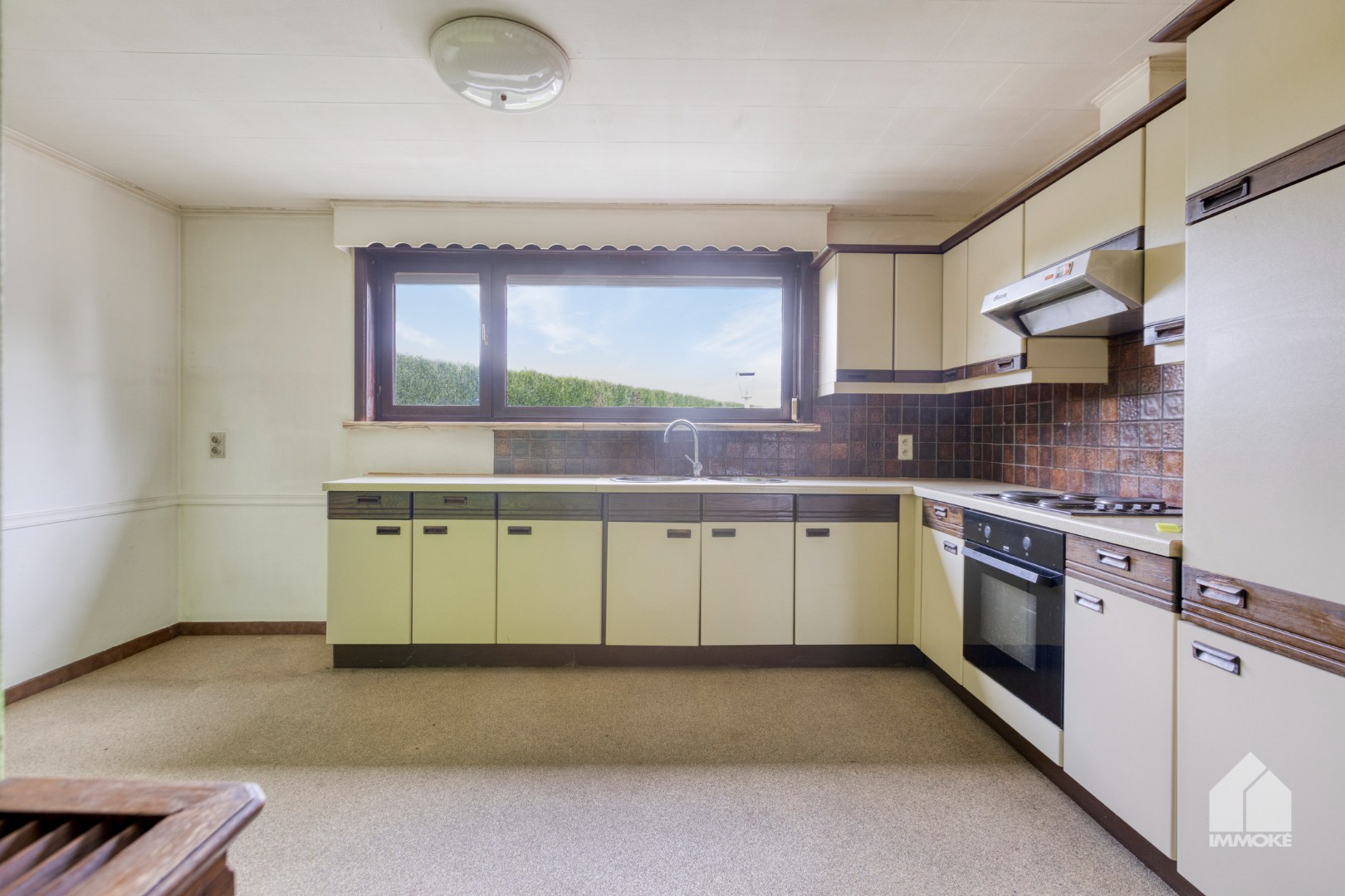 Te renoveren woning op 8a 40ca met 3 slpk en vrijstaande garage. 