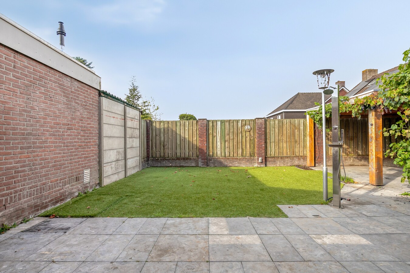 Volledig gerenoveerde woning met garage en carport gelegen aan de Beukenlaan 13 te Reusel. 