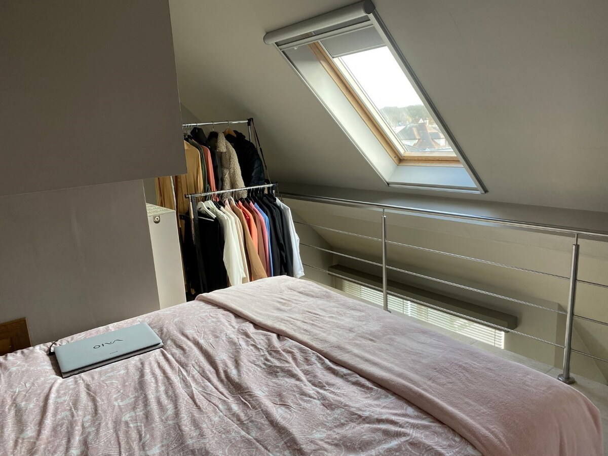 Eigentijds duplex-appartement met  autostaanplaats en kelder. Geen vaste kosten. 