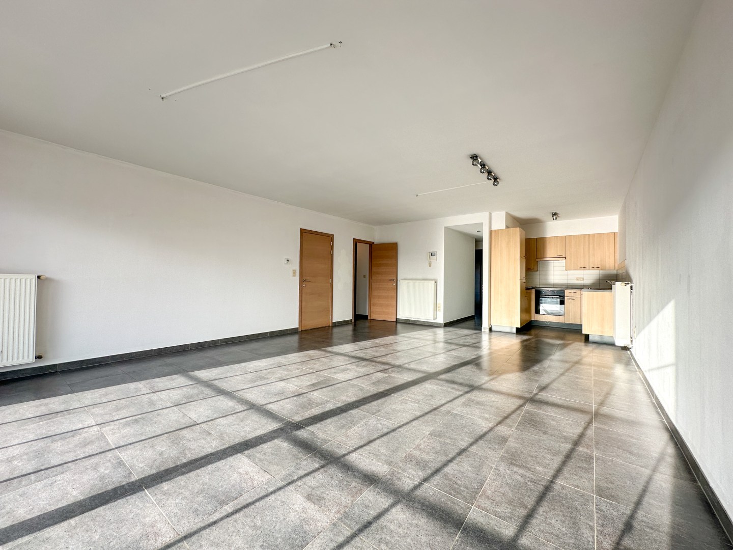 Lichtrijk gelijkvloers appartement met 2 slpk, garage en autostandplaats 