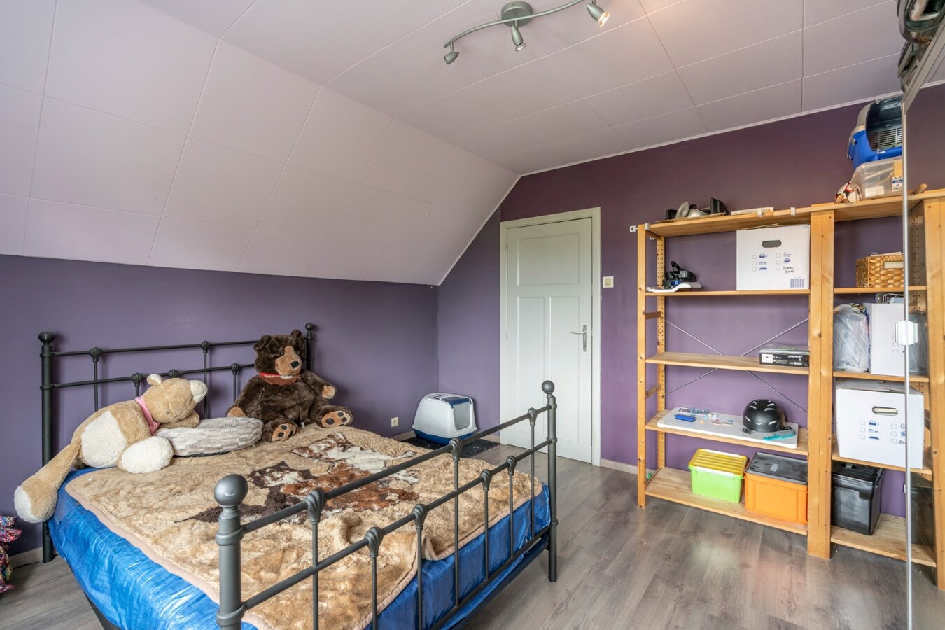 Ruime woning met 4 slaapkamers op een zeer ruim perceel. 