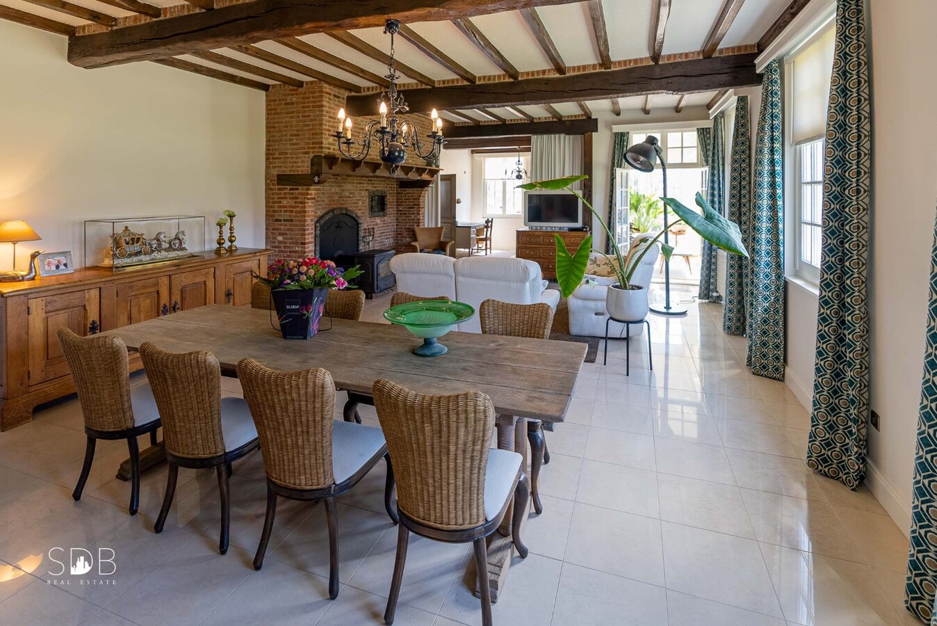 Stijlvolle villa met diverse bijgebouwen en graslanden op circa 3ha 