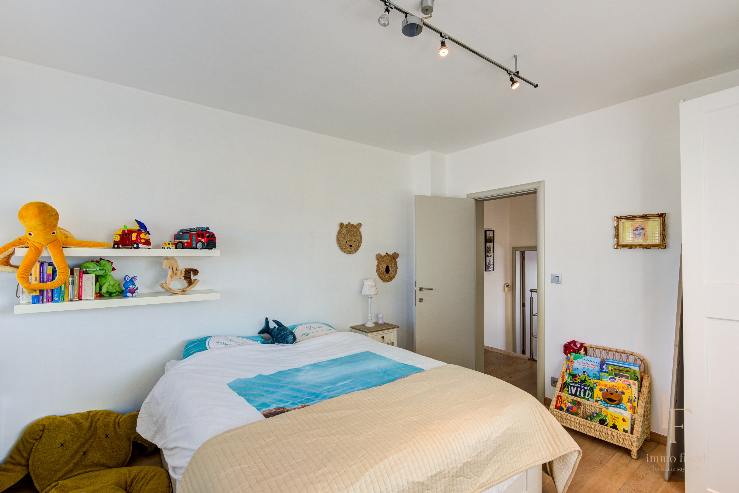 Villa met magazijn, garagebox en 12+ parkeerplaatsen te Kontich! 