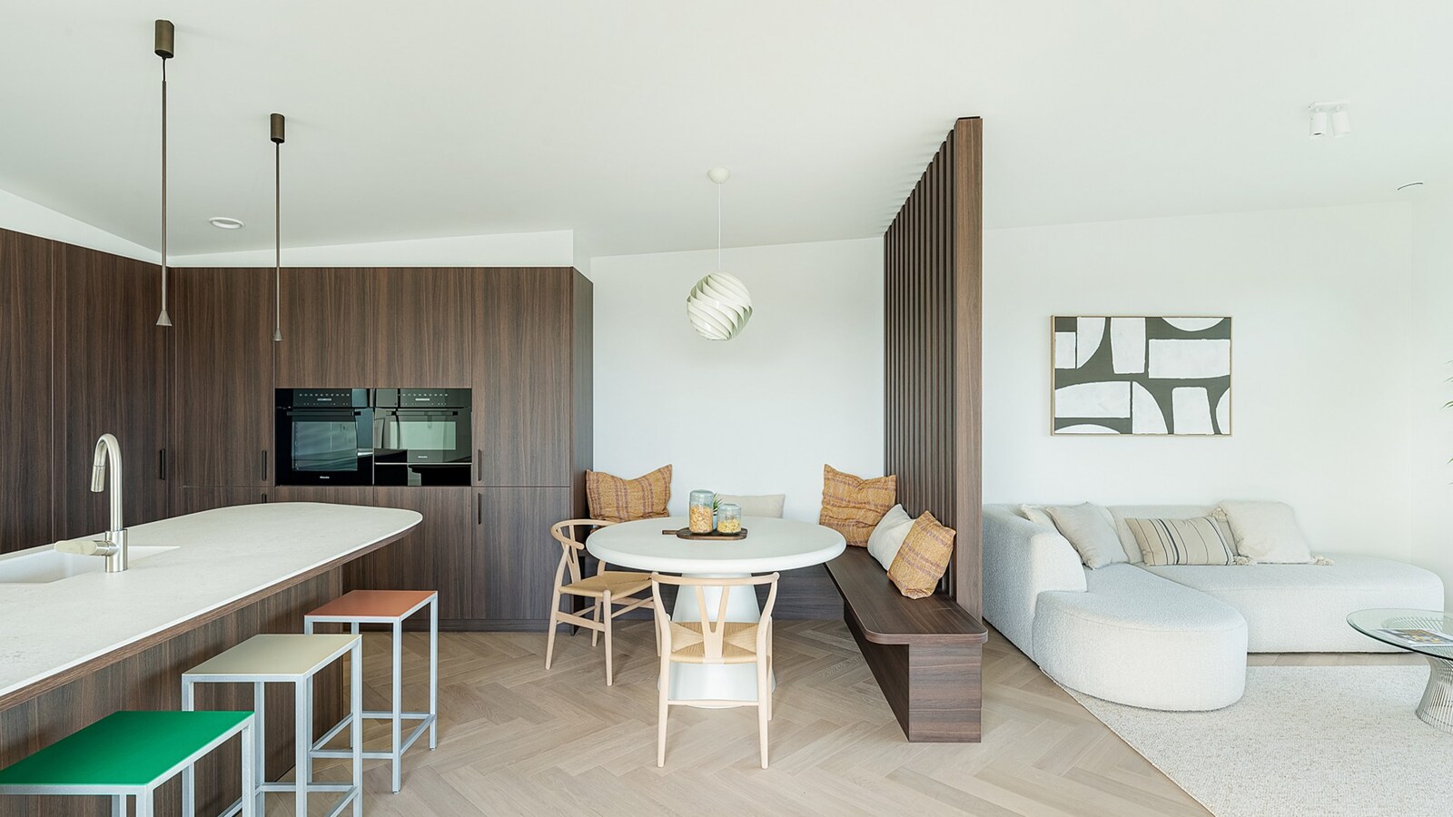 Exclusief verblijf met lift, terrassen en uitzonderlijke volumes in een groene-autovrije verkaveling te Knokke. 